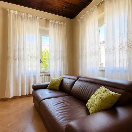 Natina Daire